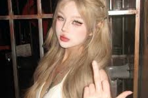 “假洋牌”优思益翻车事件：网红集体致歉背后的品牌包装术与流量陷阱