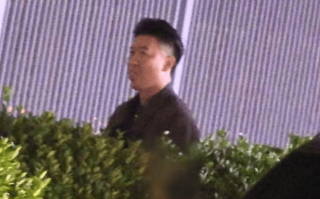 曹云金与神秘女子车内亲昵被拍还在路边草丛小便边解手边吐痰